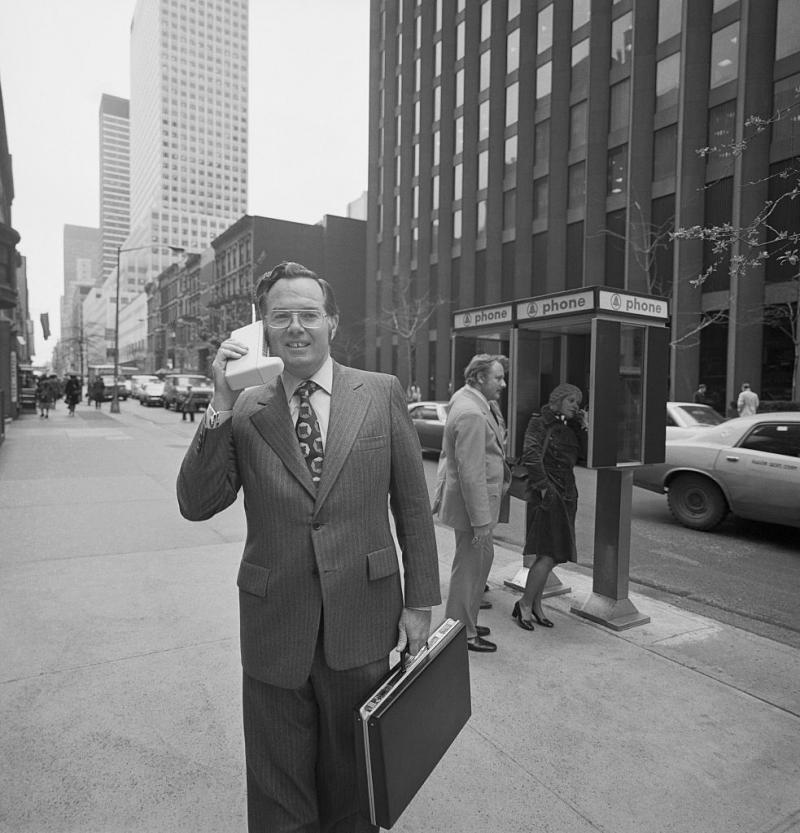 نائب رئيس "موتورولا" جون ميتشل يستخدم الهاتف المحمول عام 1976 – أرشيف غيتي