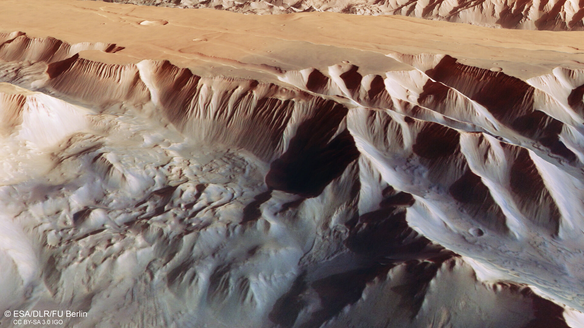 مركبة فضائية تلتقط صورا رائعة لوادي المريخ الضخم 