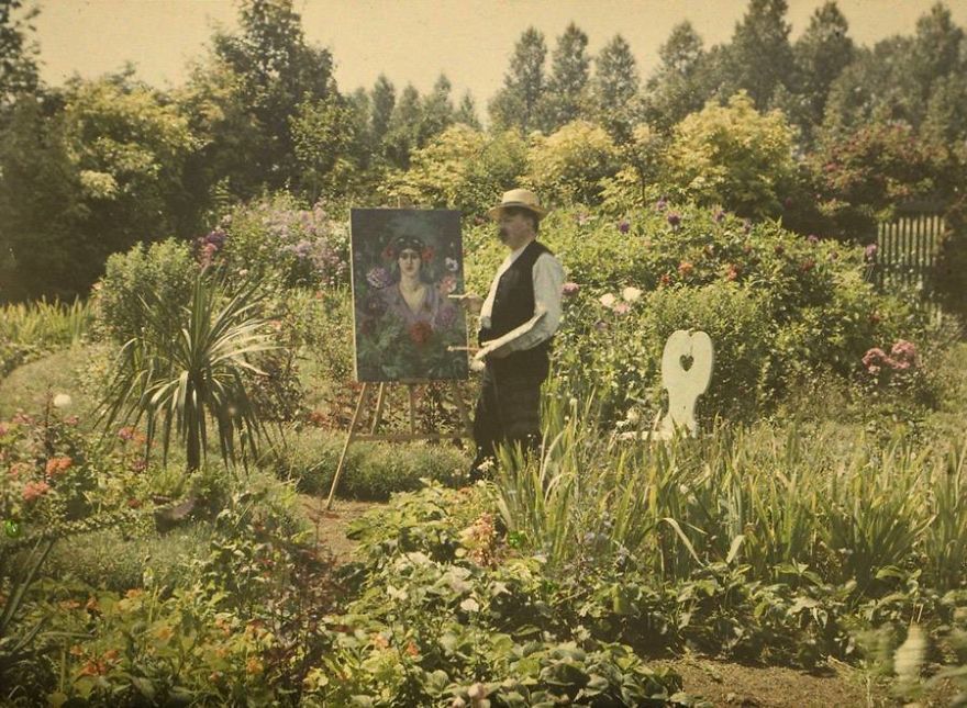 الفنان ”فون بوستن“ وهو يقوم بالرسم في حديقة منزله، من سنة 1912