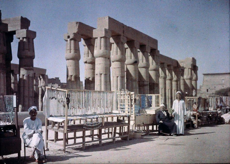 أكشاك تجارية خارج آثار مصرية، سنة 1913