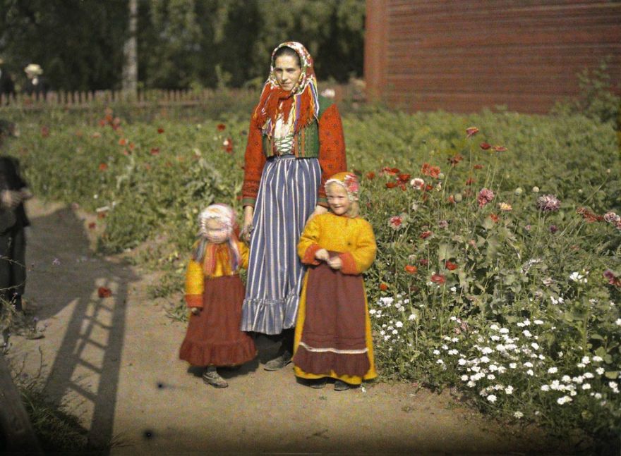 من السويد، بالقرب من ”غاغناف“ (أم وابنتها في لباس تقليدي)، سنة 1910