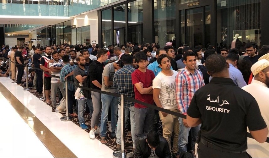 لقطة لمشترين في دبي مول
