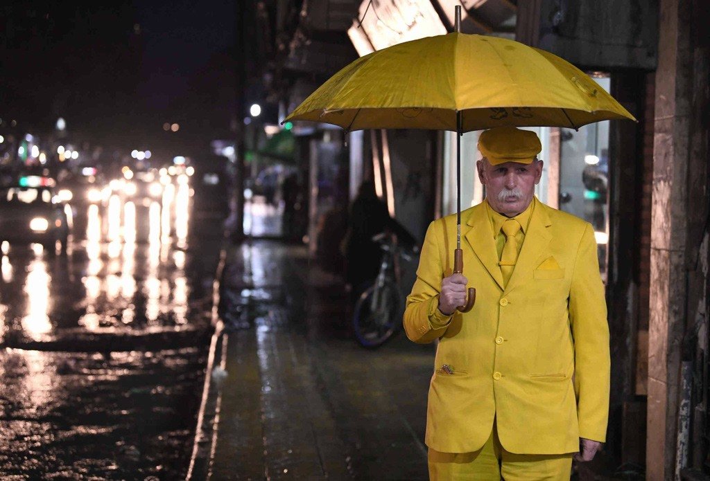 أبو زكور معروف بأنه الرجل الأصفر في حلب، وهو رمز خاص من رموز هذه المدينة، فهو يتمشى في أرجائها مرتدياً فقط الأصفر.