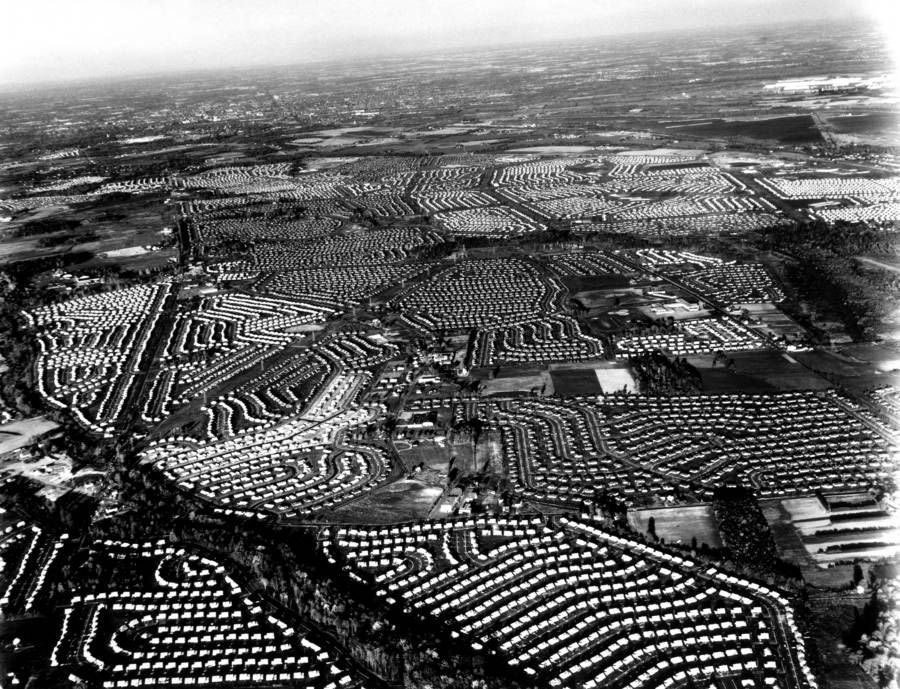 صورة جوية للمجمعات السكنية التي كان بعضها جديداً من نوعه في ذلك الوقت. أخذت الصورة سنة 1957 في (ليفيتاون) في ولاية (بينسيلفانيا)