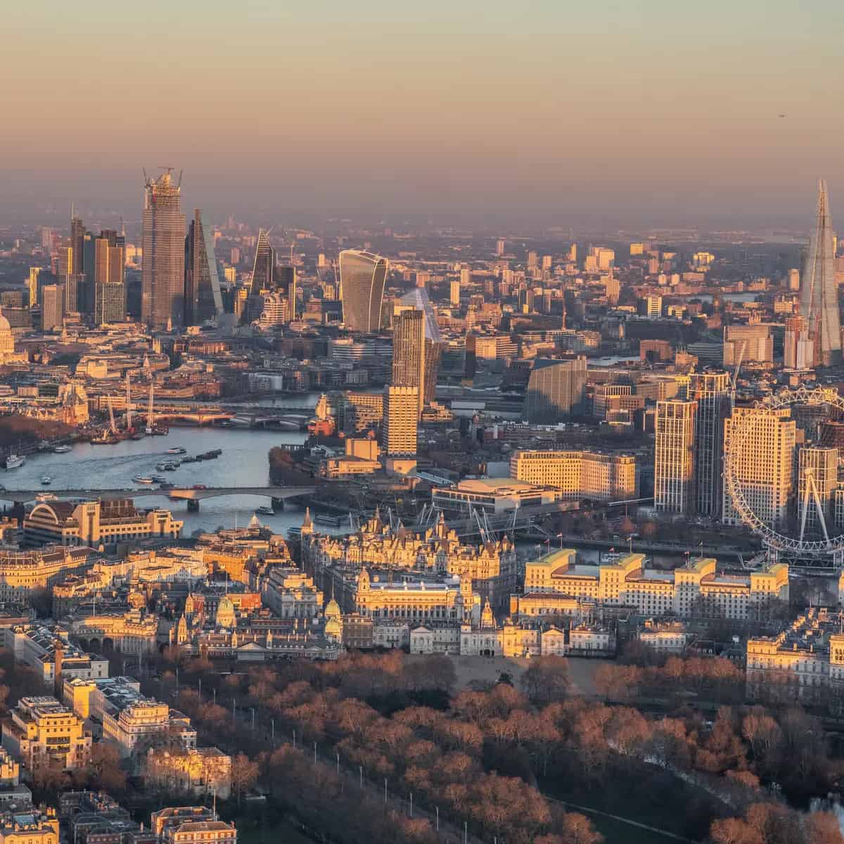 مدينة لندن وناطحات السحاب القليلة التي تحتوي عليها.