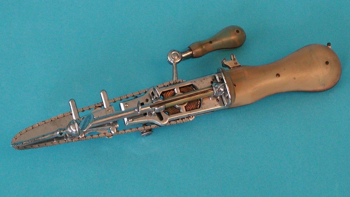 صورة أول منشار سلسلة جراحي استخدم في عمليات «بضع الارتفاق»: تم اختراع هذا النموذج من منشار السلسلة في سنة 1780.