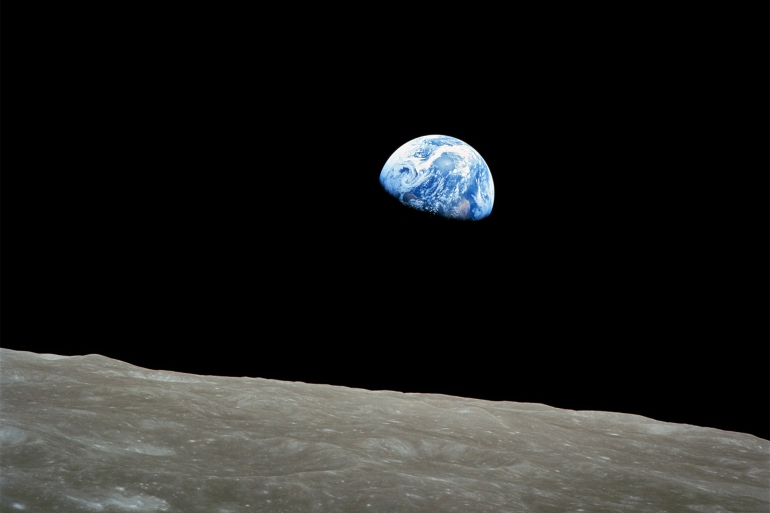 الصورة الأولى للأرض التي التقطت من على سطح القمر (ناسا)
