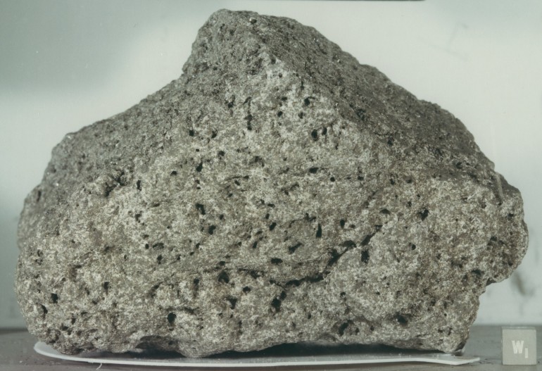 أحد صخور القمر الأولى التي تم جمعها خلال بعثات أبوللو إلى القمر (ناسا)