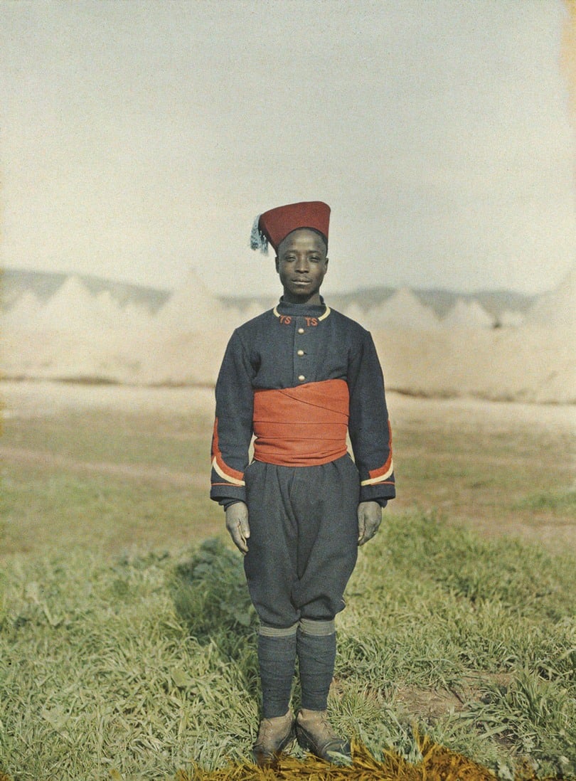 صورة ملونة لجندي سنغالي التقطت من طرف المصور (ستيفان باسيه) سنة 1913.