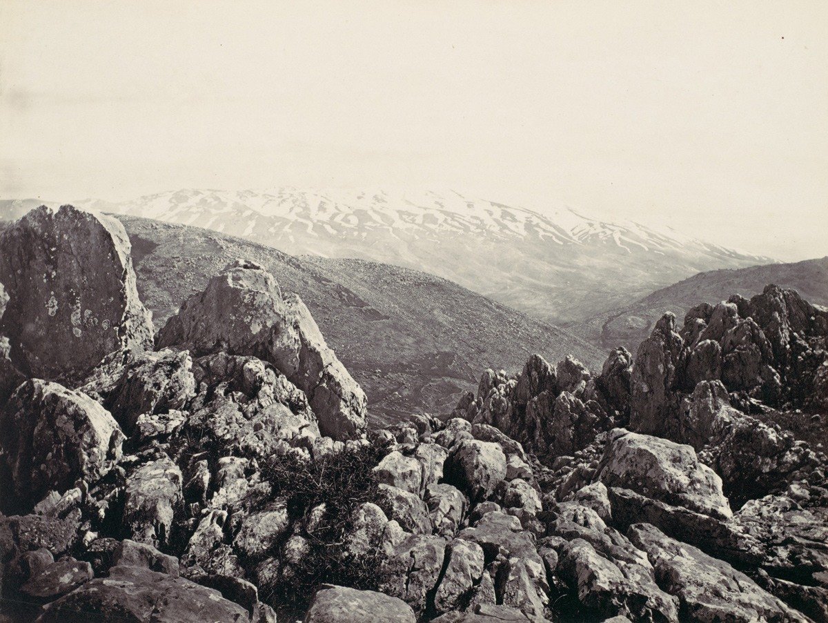جبل الشيخ، وهو جبل يقع في المنطقة الحدودية بين سوريا ولبنان، التقطت الصورة عام 1857.