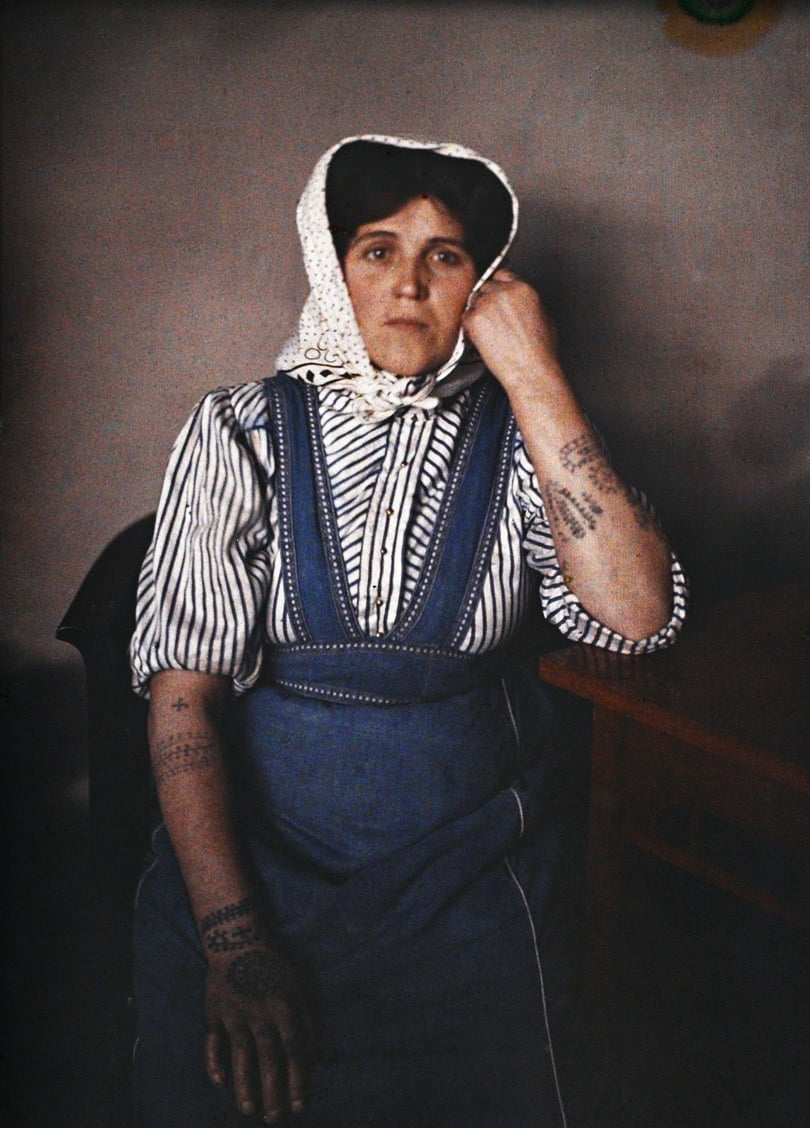 صورة من سنة 1912 لامرأة كاثوليكية من البوسنة تضع وشما على ساعدها موضوعة في متحف (ألبرت كان).
