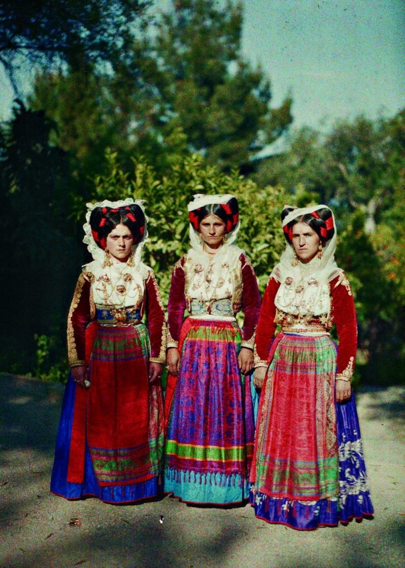 صورة نساء يرتدين الملابس التقليدية في (كورفو) في اليونان. التقطت الصورة من طرف (أوغست ليون) وأضيفت إلى مشروع «أرشيفات الكوكب». صورة: متحف Albert Kahn