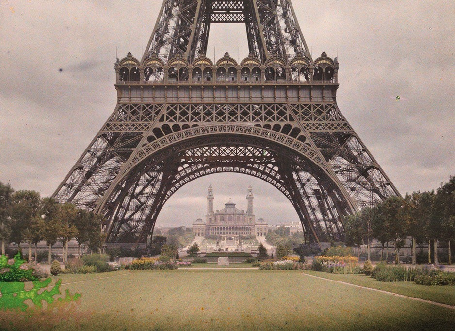 صورة لبرج (إيفل) في باريس في سنة 1912.
