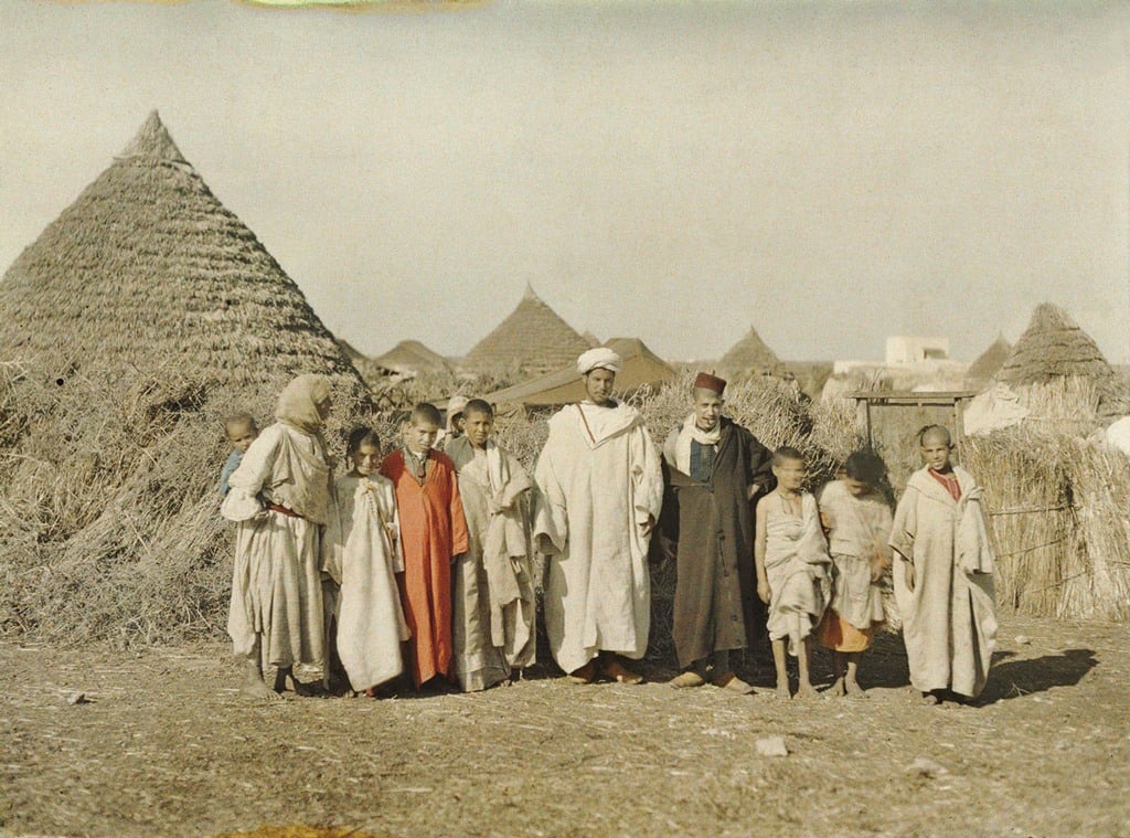 صورة التقطها أحد المصورين الذين كلفهم (كان) تظهر أسرة مزارعة من المغرب سنة 1912.