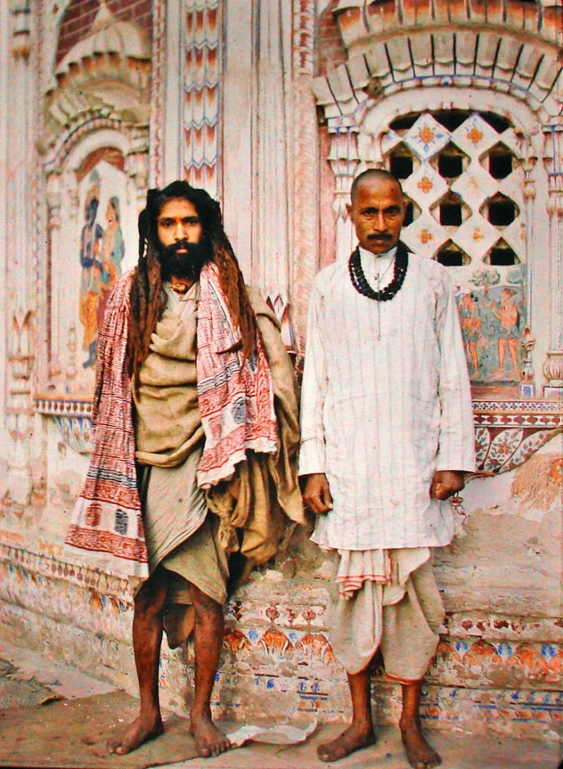 رجلان يقفان أمام معبد هندوسي في (لاهور) في باكستان، والتقطت الصورة من طرف (ستيفان باسيه) لصالح (ألبرت كان) سنة 1914 الذي وضعها ضمن مجموعة «أرشيفات الكوكب». صورة: متحف Albert Kahn