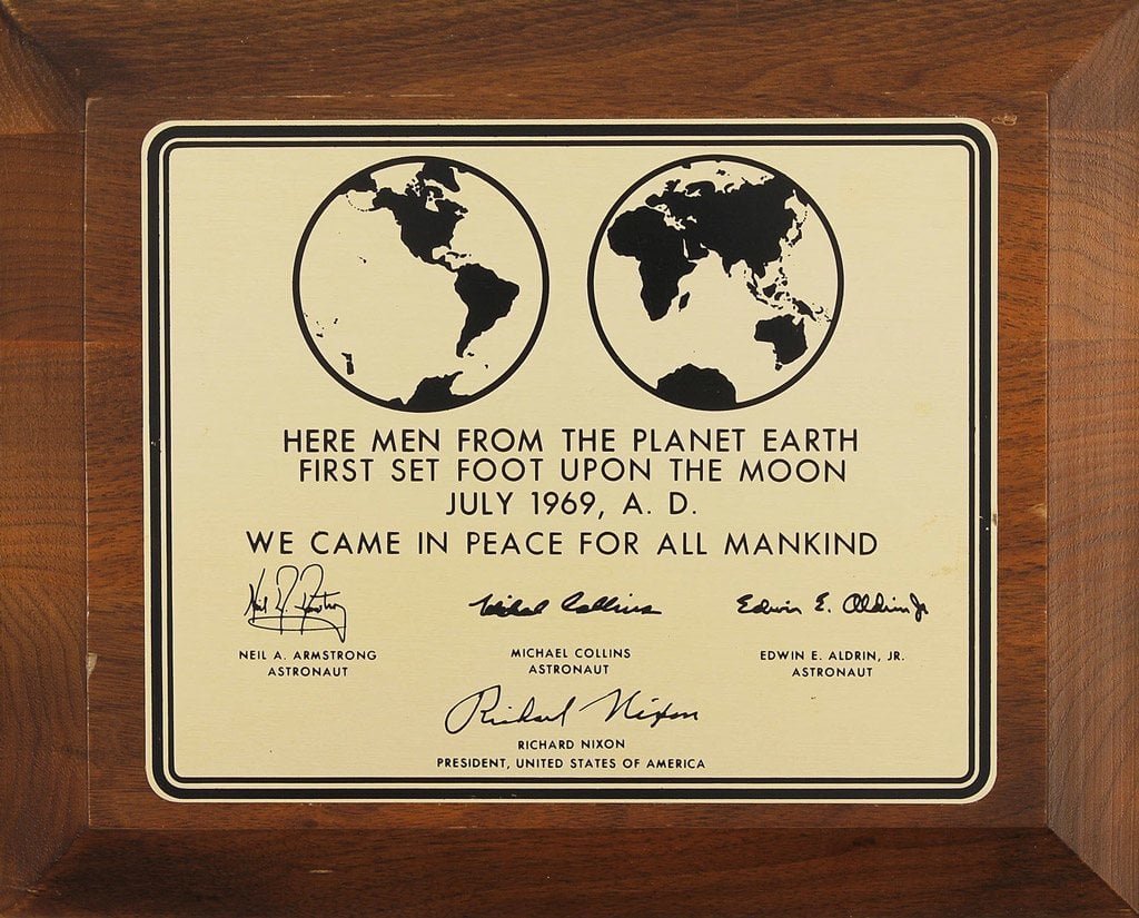 اللافتة التي تركها رواد الفضاء على سطح القمر، والتي حملت العبارة التالية: ”هنا خطى رجال من كوكب الأرض أول خطواتهم على سطح القمر في شهر يوليو سنة 1969 ميلادي، لقد أتينا من أجل السلام بالنيابة عن جميع البشر“.