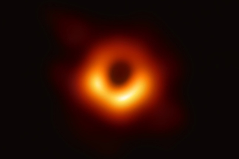 تبدو الثقوب السوداء في الصور الملتقطة لها كفراغ أسود محاط بكم هائل من المادة التي تدور حوله.