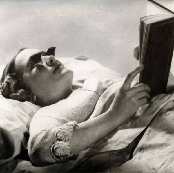 امرأة ترتدي نظارات القراءة ذات المرآة في بريطانيا عام 1936