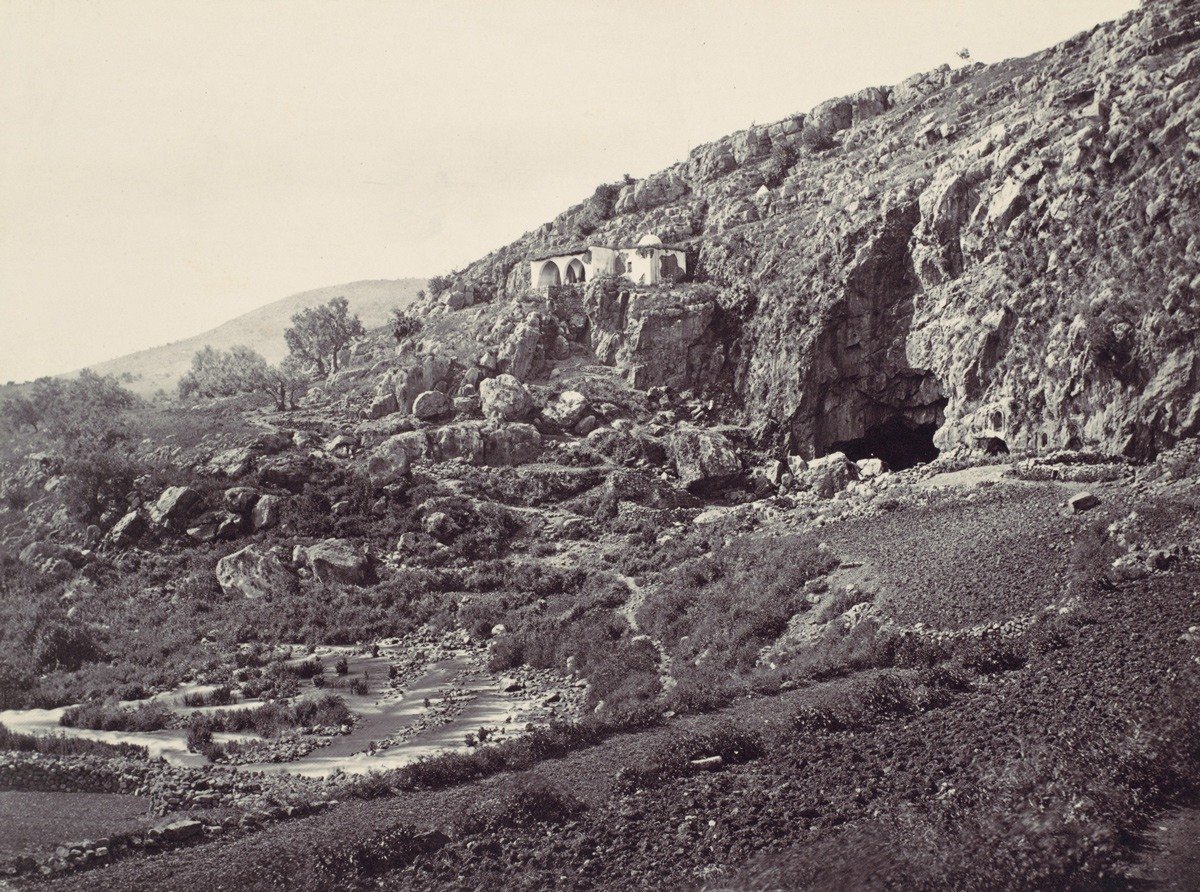نبع بانياس، بالقرب من جبل الشيخ، سنة 1857، يعتبر هذا النبع مصدر نهر بانياس، أحد الروافد المهمة لنهر الأردن.