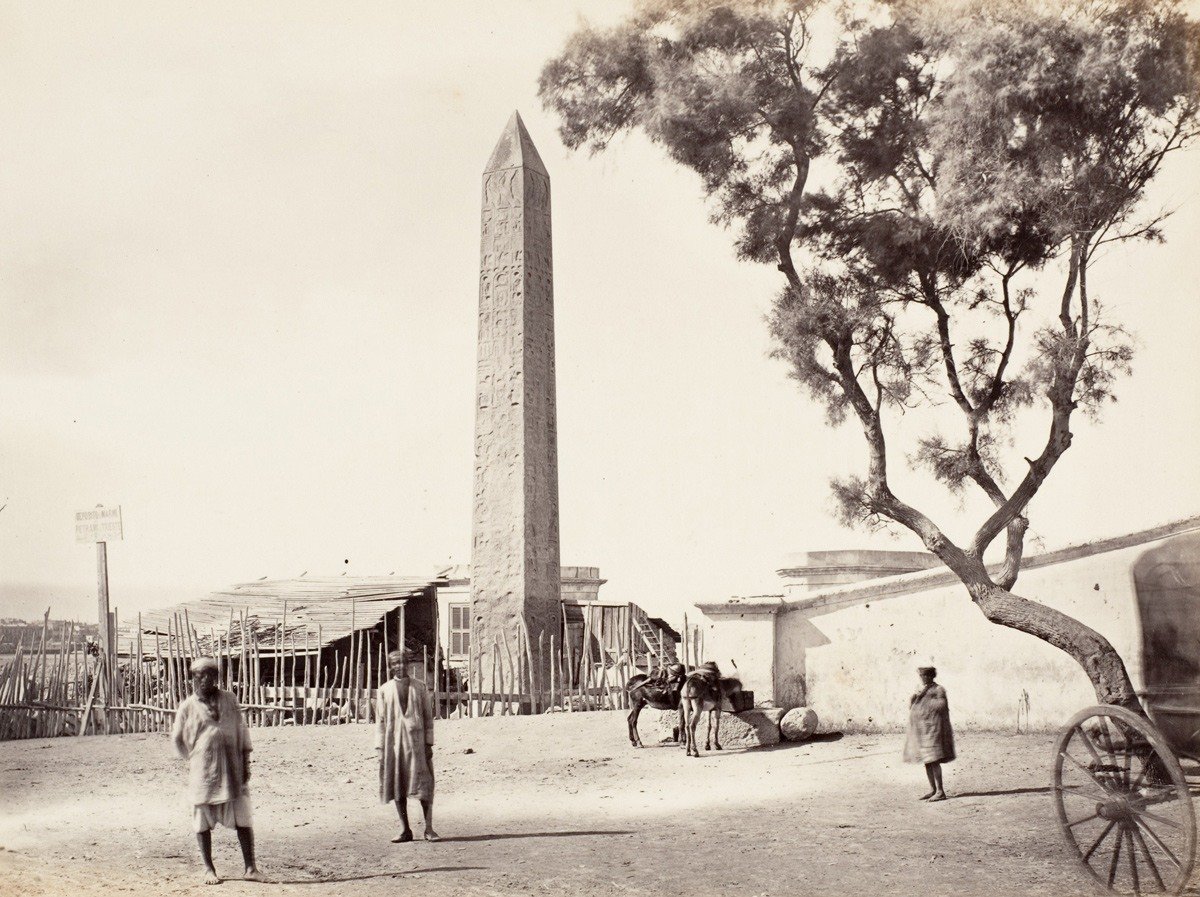 ”إبرة كليوباترا“، المسلة المصرية في الإسكندرية، سنة 1870.