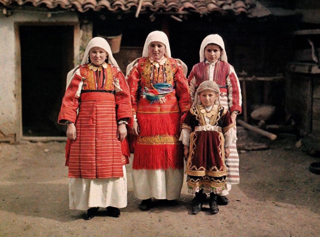 صورة لثلاث نساء وفتاة صغيرة من قرية (سميليفو) المقدونية التقطت من طرف المصور (أوغست ليون) في مايو 1913. 
