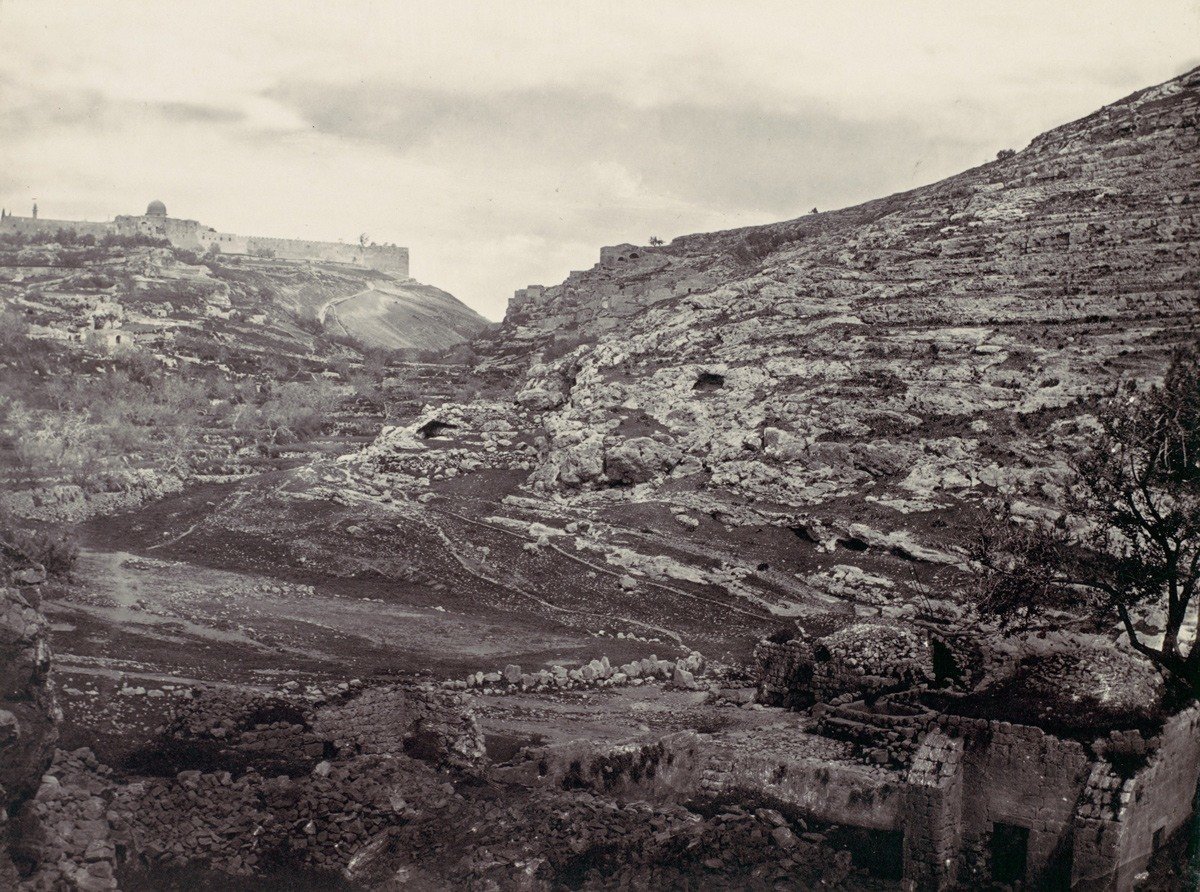 منظر لجبل مروة من بير عين روجل، في القدس، سنة 1857.