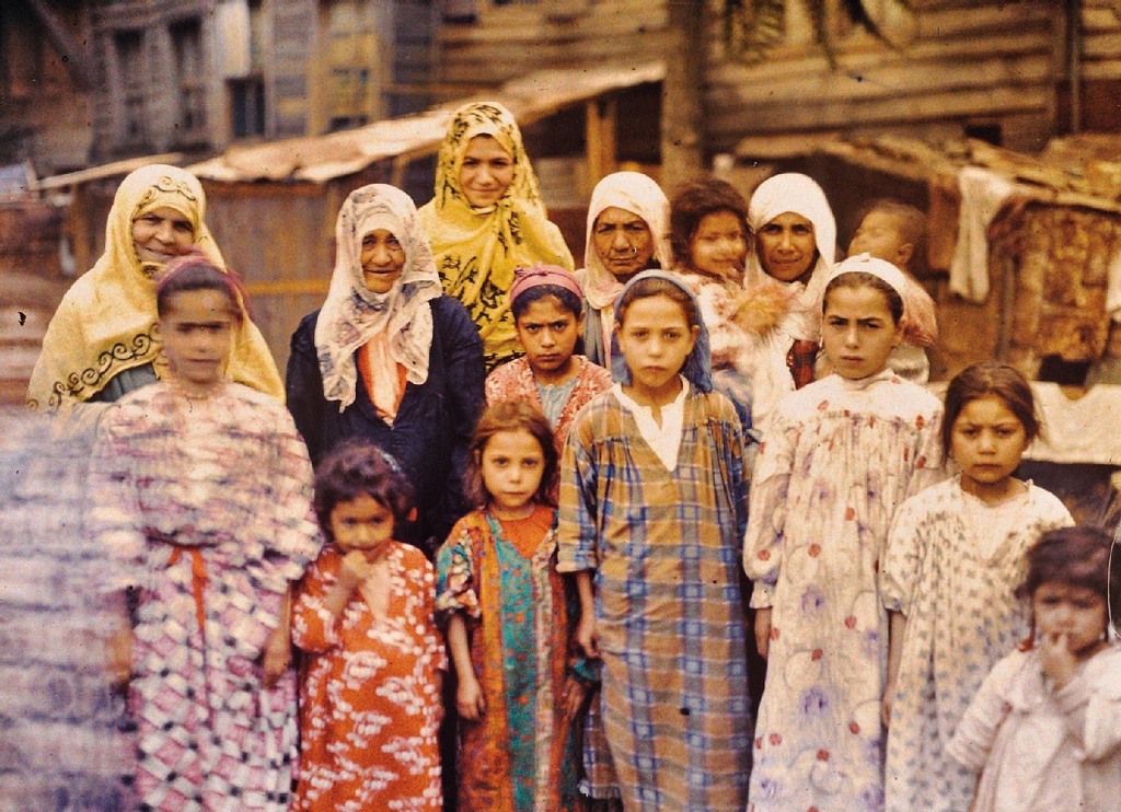 إحدى صور المصور (ستيفان باسيه) التي التقطها خلال رحلتها إلى تركيا في 1912 تظهر مجموعة من النساء والفتياة الأرمنيات في إسطنبول.