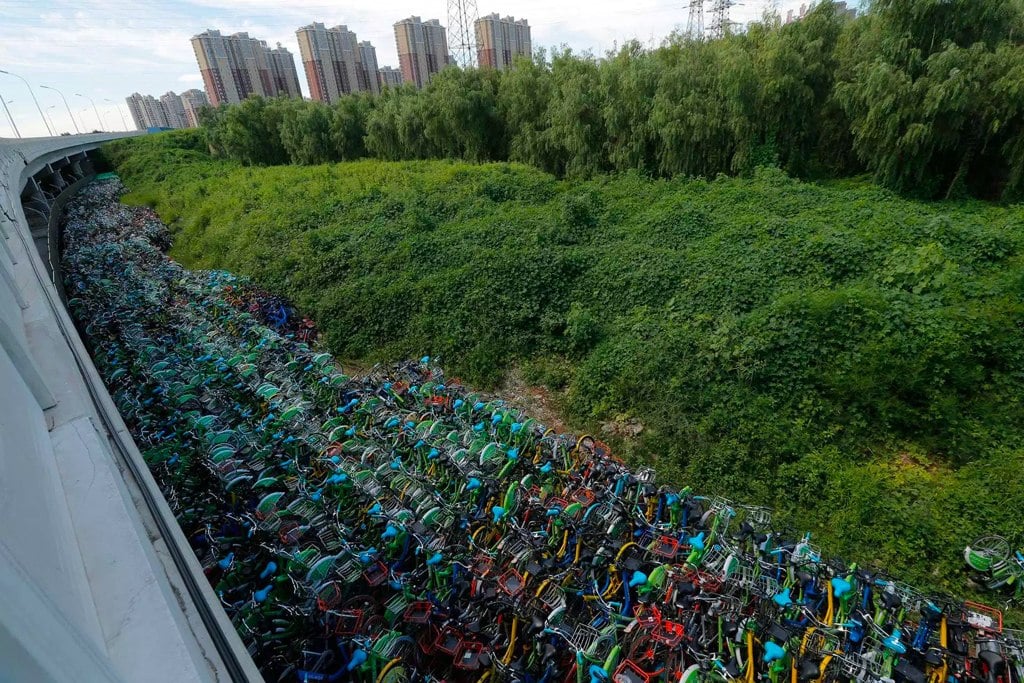 آلاف الدراجات الهوائية المهجورة في مقاطعة (تونغزو) في (بكين)