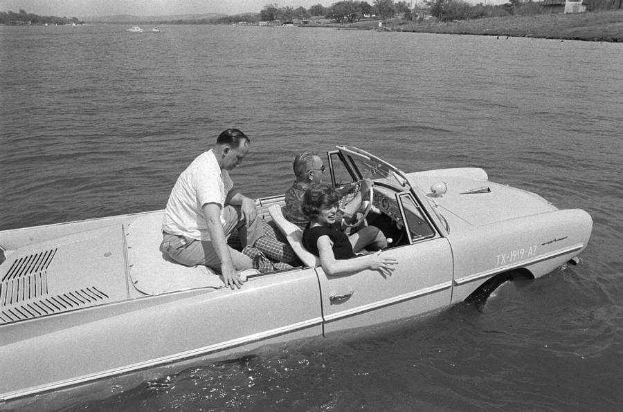 الرئيس الأمريكي جونسون يقود سيارته العائمة عام 1965