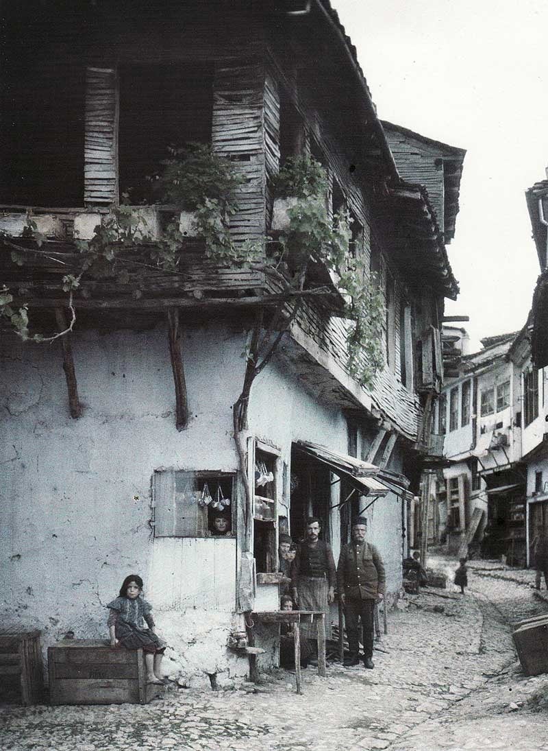 شارع في بلدة (أوهريد) في مقدونيا، في مايو عام 1913، بعدسة (أوغست ليون).