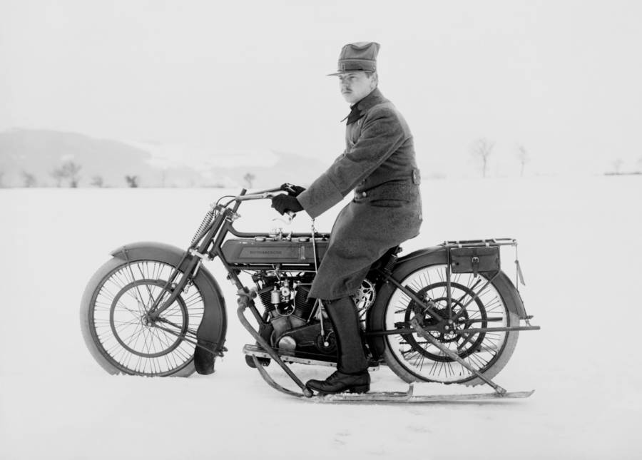 رجل يركب دراجة نارية ذات زلاجات للتنقل ضمن مدينة كيرساتز السويسرية خلال حقبة الحرب العالمية الأولى.