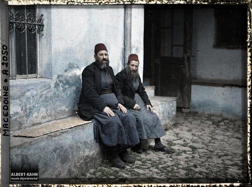 صورة تظهر الزي التقليدي الذي كان يرتديه الرجال الكبار في مقدونيا.