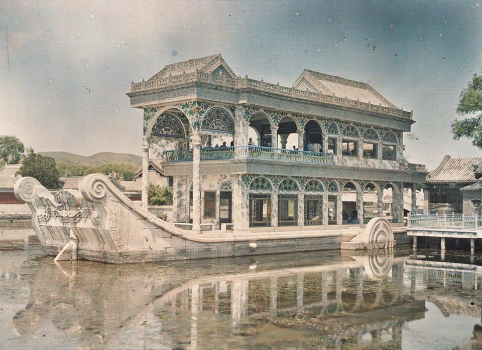 صورة لقارب (بيوريتي أند إيز) في بكين في الصين سنة 1912، التقطها المصور (ستيفان باسيه).