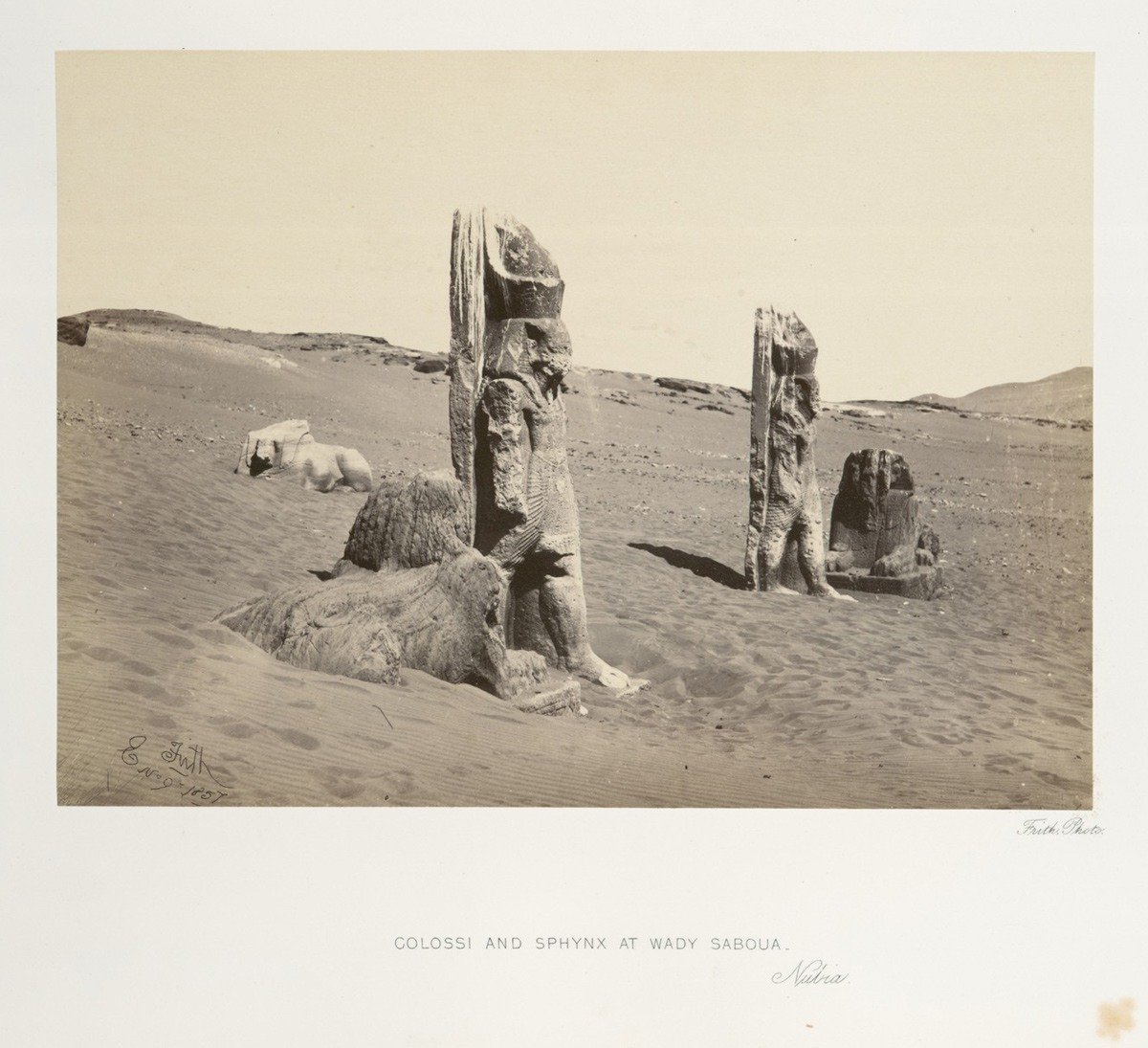 تماثيل ممنون العملاقة وأبو الهول في النوبة في جنوب مصر، سنة 1857.