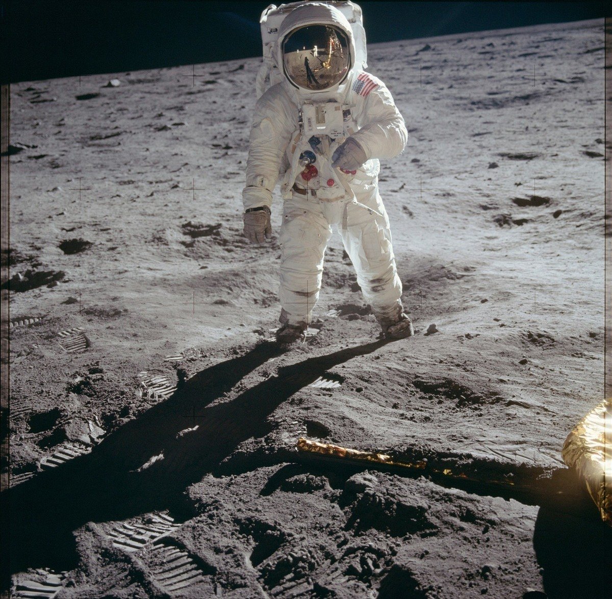 رائد الفضاء (نيل أرمسترونغ) على سطح القمر.