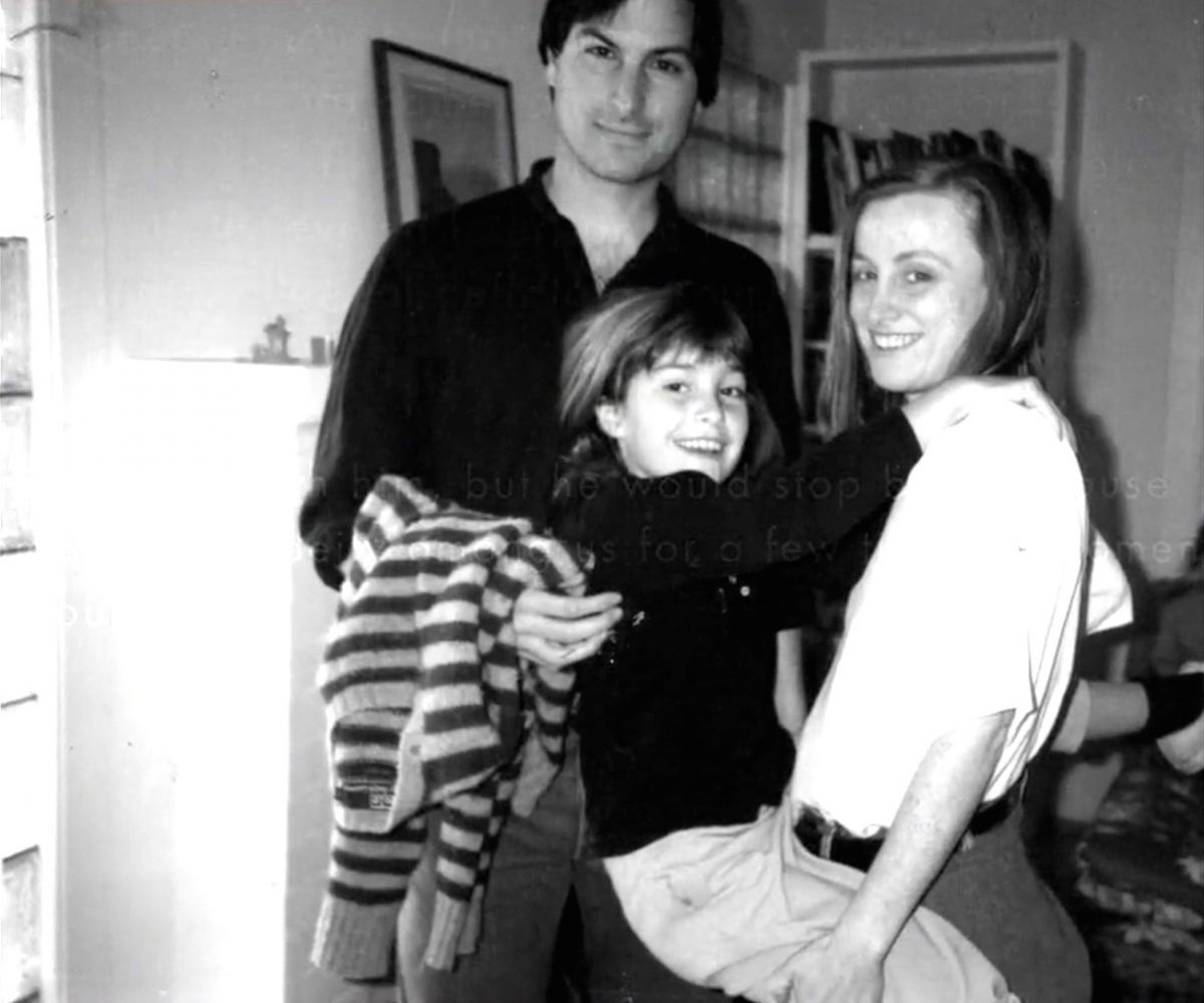 ستيف جوبز وابنته ليزا وأخته "منى سيمبسون" في العام 1986 (مواقع التواصل)