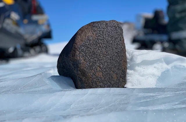العثور على نيزك بوزن 8 كيلوغرامات في قارة القطب الجنوبي
