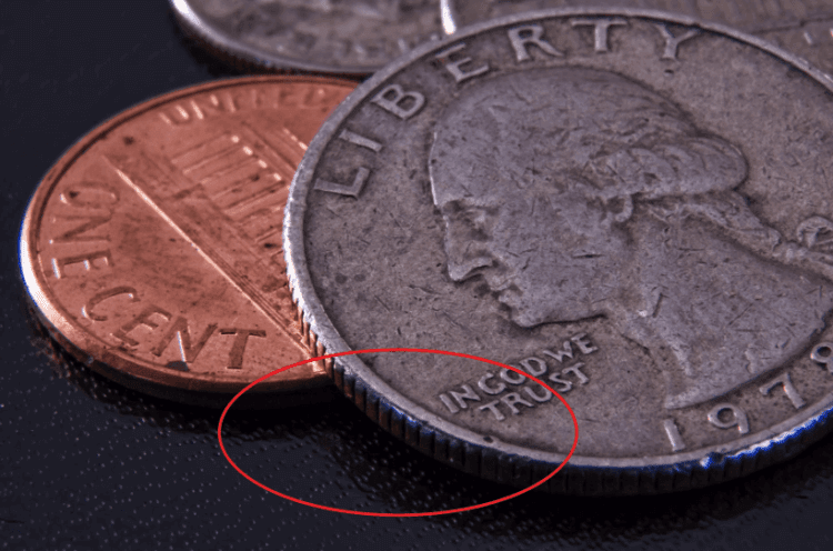 لماذا توجد حواف بارزة عند حافة القطعة النقدية؟