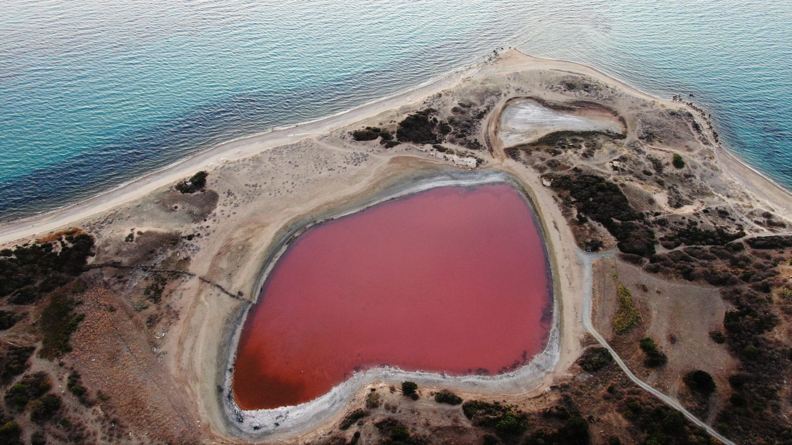 إليكم الصور الرائعة للبحيرة الوردية في تركيا ، والتي لا يوجد منها سوى 8 في العالم! - الصورة 1