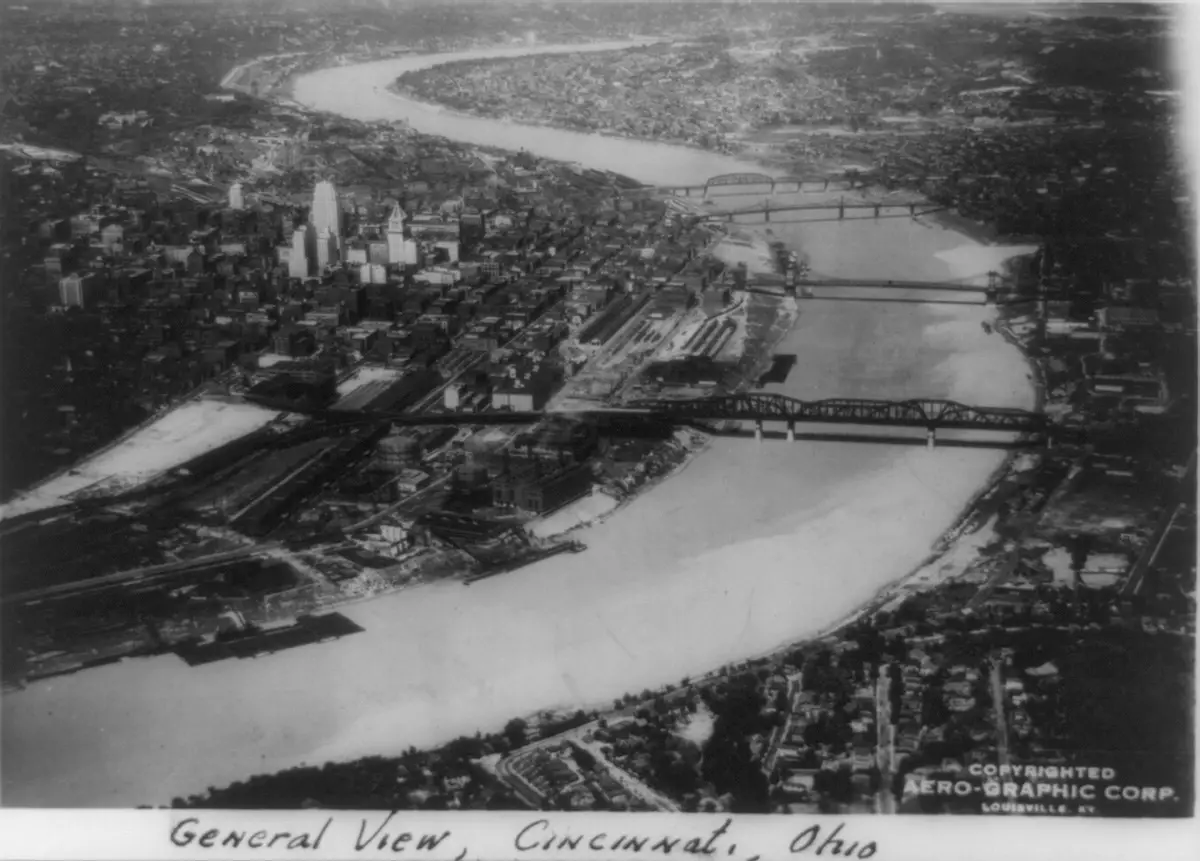 مشهد جوي لمدينة (سينسيناتي) في ولاية (أوهايو). حوالي عام 1934