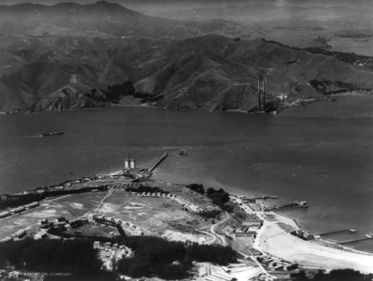 صورة تبين المراحل الأولية من بناء جسر البوابة الذهبية الموجود على ساحل مدينة (سان فرانسيسكو) سنة 1934