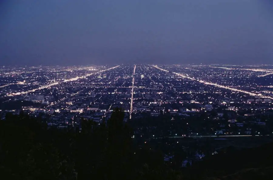 مشهد ليلي لمدينة (لوس أنجلوس) كما يبدو من مرصد (جريفيث) للمراقبة سنة 1962