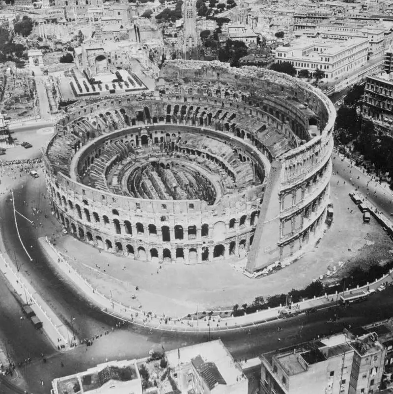 صورة جوية غير محددة التاريخ، يظهر فيها مدرج الـ(كولوسيوم) في روما
