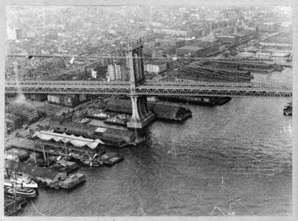 صورة جوية لجسر (بروكلين) الموجود في (نيويورك). حوالي عام 1912